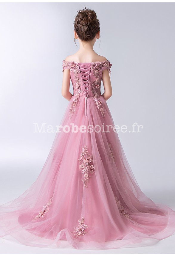 Heureux Enfant Fille 2-3 Ans Vêtue D'une Robe De Princesse Dans La Chambre  Se Bouchent. En Regardant La Caméra. Enfance. Fête D'anniversaire. Joie.