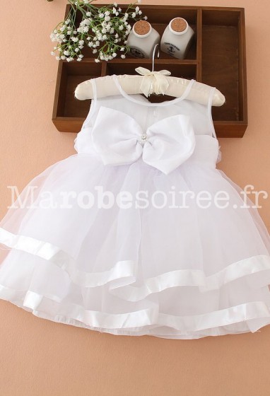 Petite robe blanche pour bébé au mariage