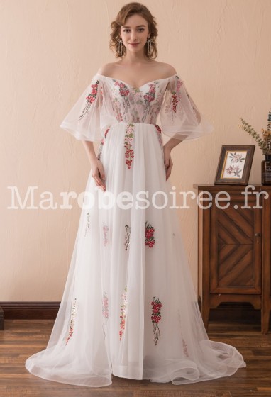 Robe de soirée blanche motif rouge manches tombantes