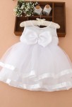 Petite robe blanche pour bébé au mariage 