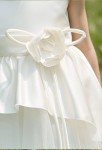 robe de cortège blanche avec ceinture en fleur 